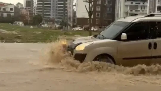 Fırtınada yollar göle döndü, ağaç dalları kırıldı