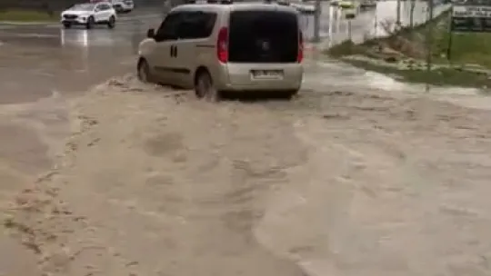 Fırtınada yollar göle döndü, ağaç dalları kırıldı