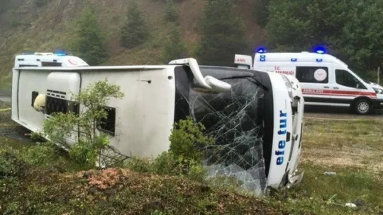 Efe Tur otobüsü devrildi! Çok sayıda yaralı