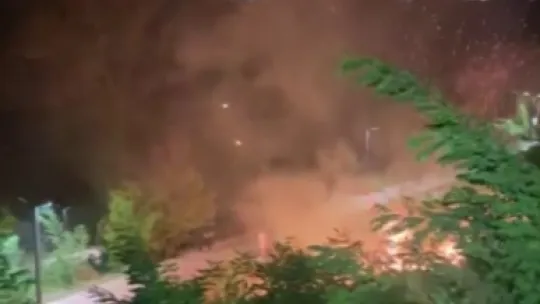 Eğlence için yakılan meşale yangın çıkardı
