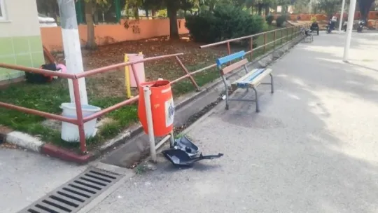 Ehliyet için üzerine çıktığı motosikletle demir korkuluklara girdi!