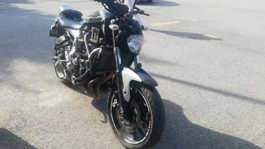 Ehliyet için üzerine çıktığı motosikletle demir korkuluklara girdi!