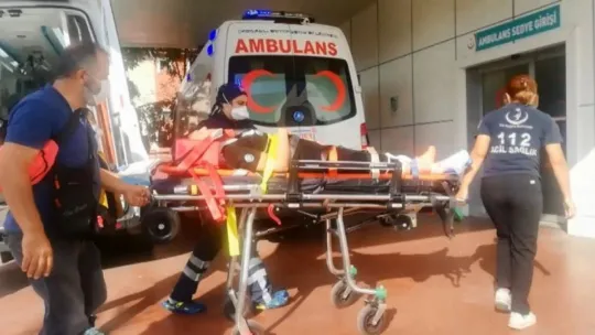Ehliyet için üzerine çıktığı motosikletle demir korkuluklara girdi!