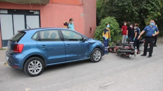 Ehliyetsiz ve alkollü motosiklet sürücüsü park halindeki araca çarptı