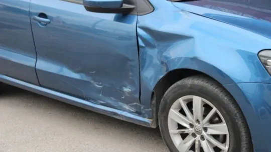 Ehliyetsiz ve alkollü motosiklet sürücüsü park halindeki araca çarptı