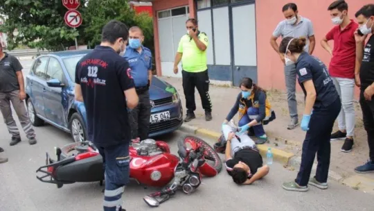 Ehliyetsiz ve alkollü motosiklet sürücüsü park halindeki araca çarptı