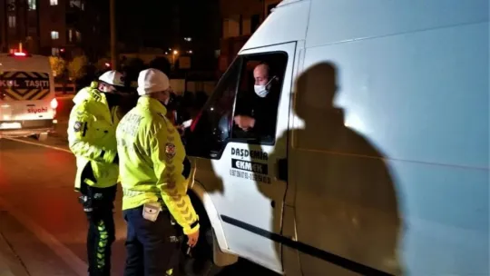 Ehliyetsiz yakalanınca gazetecilere tehditler savurdu