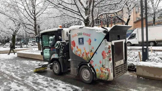 Ekiplerin karla mücadelesi sürüyor