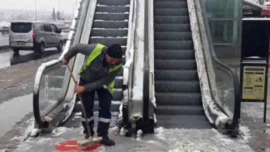 Ekiplerin karla mücadelesi sürüyor