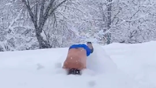 Eksi 10 dereceyi aldırmadan şortuyla karda yüzdü