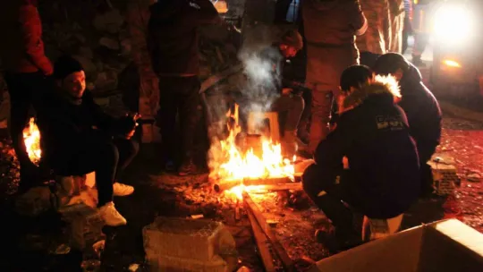Eksi 9 derecede enkaz bölgesinde ateş başında bekliyorlar
