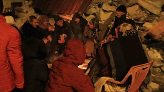 Eksi 9 derecede enkaz bölgesinde ateş başında bekliyorlar