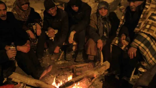 Eksi 9 derecede enkaz bölgesinde ateş başında bekliyorlar