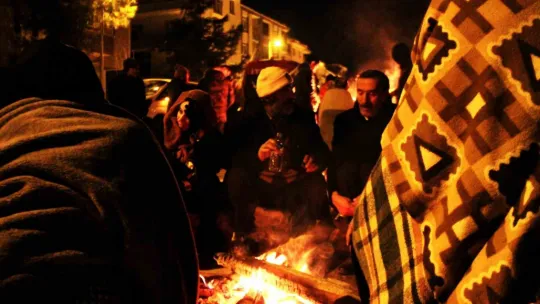 Eksi 9 derecede enkaz bölgesinde ateş başında bekliyorlar