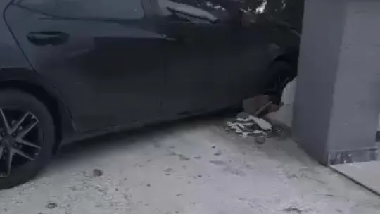 El freni çekilmeyen otomobil bahçe duvarını yıktı