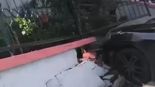 El freni çekilmeyen otomobil bahçe duvarını yıktı