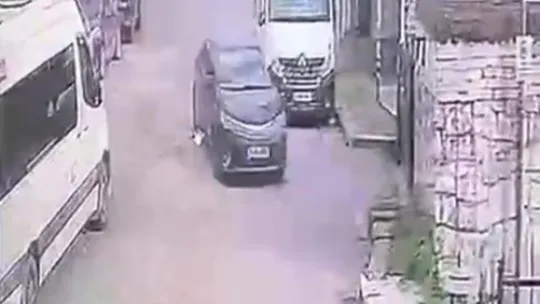 El freni çekilmeyen otomobil bahçe duvarını yıktı