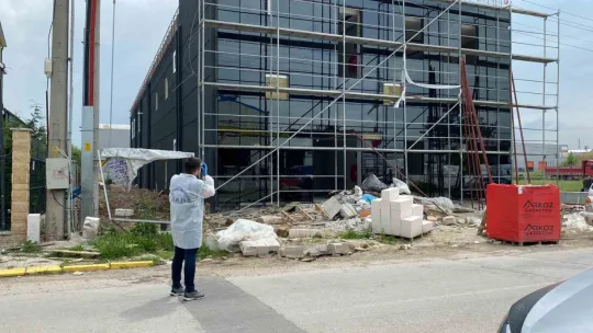 Elektrik akımına kapılan işçi, 3'üncü kattan düşerek ağır yaralandı