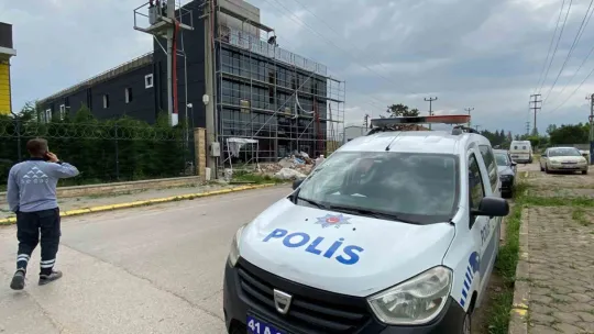 Elektrik akımına kapılan işçi, 3'üncü kattan düşerek ağır yaralandı