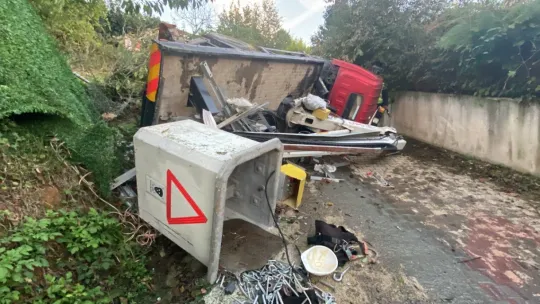Elektrik arıza ekibi kaza yaptı: 2 yaralı