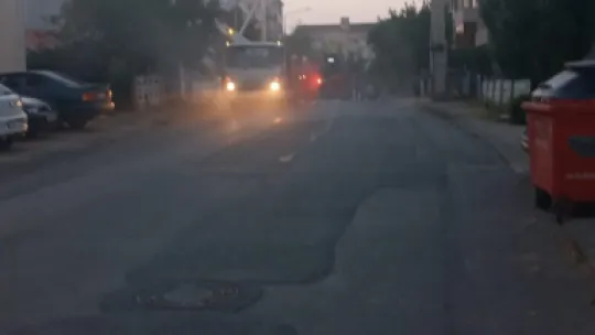Elektrik direği alevlere teslim oldu, sokak elektriksiz kaldı