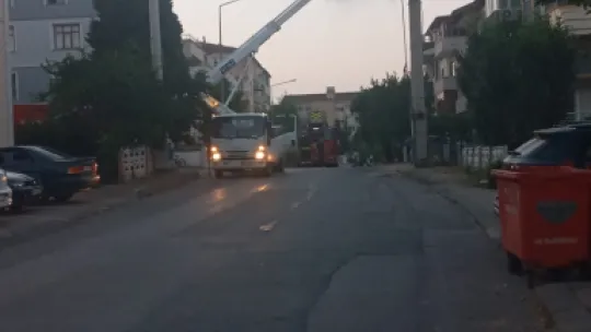 Elektrik direği alevlere teslim oldu, sokak elektriksiz kaldı