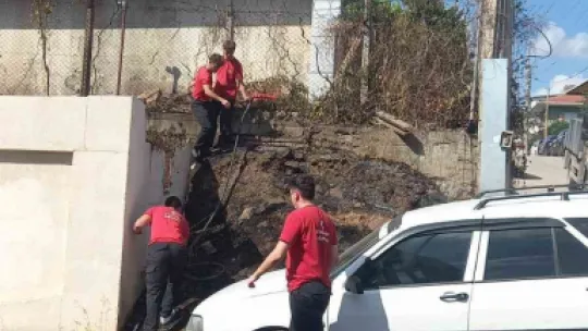 Elektrik direğinde kısa devre yangına sebep oldu