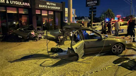 Elektrik direğine çarpan otomobil ikiye bölündü: 1 ölü, 1 yaralı