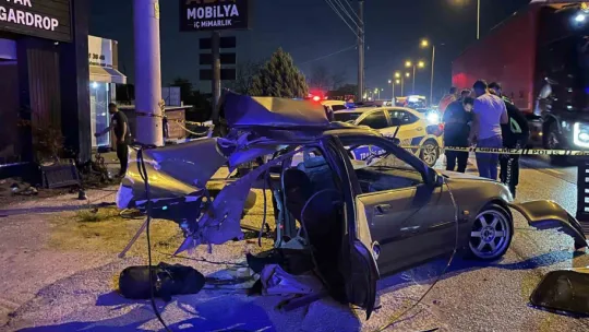 Elektrik direğine çarpan otomobil ikiye bölündü: 1 ölü, 1 yaralı