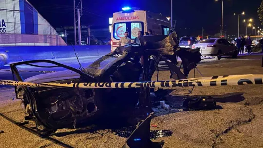 Elektrik direğine çarpan otomobil ikiye bölündü: 1 ölü, 1 yaralı