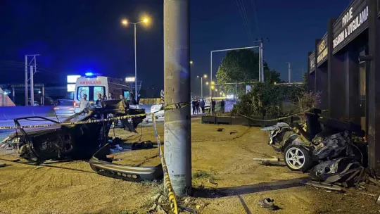 Elektrik direğine çarpan otomobil ikiye bölündü: 1 ölü, 1 yaralı