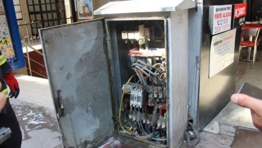 Elektrik panosuna giren fare telef olunca iş merkezini elektriksiz bıraktı