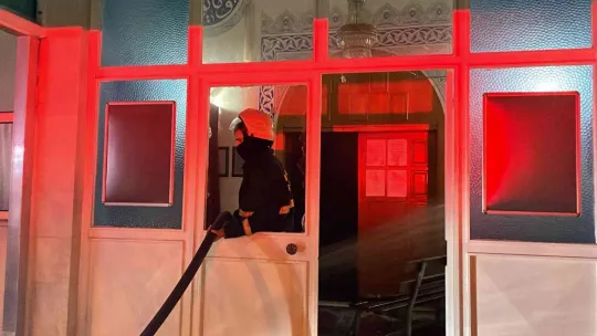 Elektrik sobasından çıkan yangın camiyi yaktı