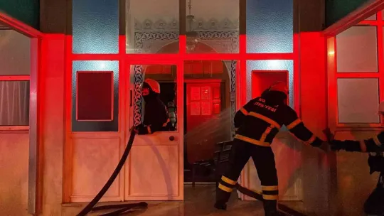 Elektrik sobasından çıkan yangın camiyi yaktı