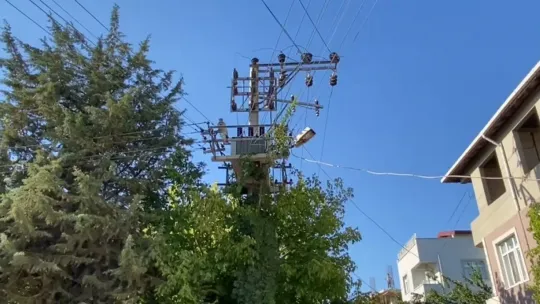 Elektrik telleri birbirine çarpınca trafo patladı
