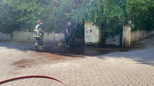 Elektrik telleri birbirine çarpınca trafo patladı