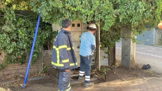 Elektrik telleri birbirine çarpınca trafo patladı
