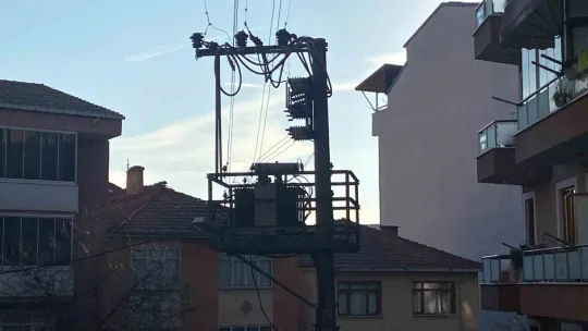 Elektrik trafosu patladı: O anlar kamerada