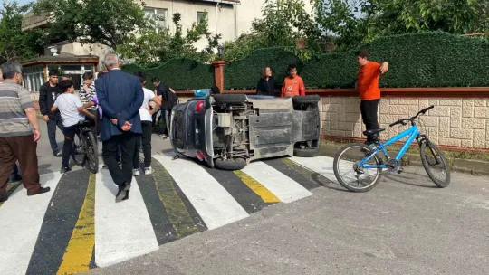 Elektrikli araç kaldırımdaki kadınlara çarptı: 1'i ağır 2 yaralı