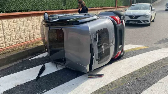 Elektrikli araç kaldırımdaki kadınlara çarptı: 1'i ağır 2 yaralı