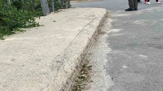 Elektrikli araç kaldırımdaki kadınlara çarptı: 1'i ağır 2 yaralı