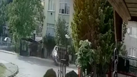 Elektrikli araç kaldırımdaki kadınlara çarptı: 1'i ağır 2 yaralı