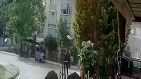 Elektrikli araç kaldırımdaki kadınlara çarptı: 1'i ağır 2 yaralı