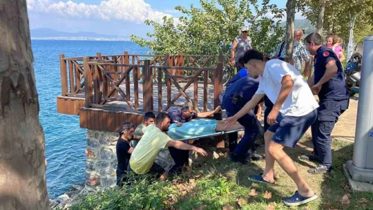 Elektrikli bisiklet denize uçtu: 3 kişi yaralandı
