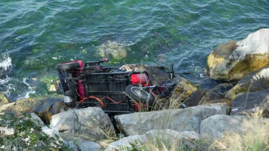 Elektrikli bisiklet denize uçtu: 3 kişi yaralandı