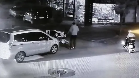 Elektrikli bisikletli iki kardeşe ticari araç çarptı!