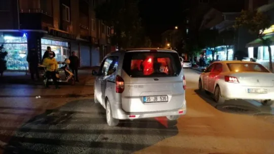 Elektrikli bisikletli iki kardeşe ticari araç çarptı!