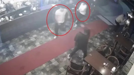Eli silahlı 2 kişi, ünlü şarkıcının sahne aldığı mekana saldırısı kamerada
