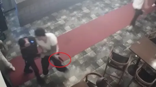 Eli silahlı 2 kişi, ünlü şarkıcının sahne aldığı mekana saldırısı kamerada