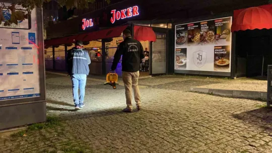 Eli silahlı 2 kişi, ünlü şarkıcının sahne aldığı mekana saldırısı kamerada